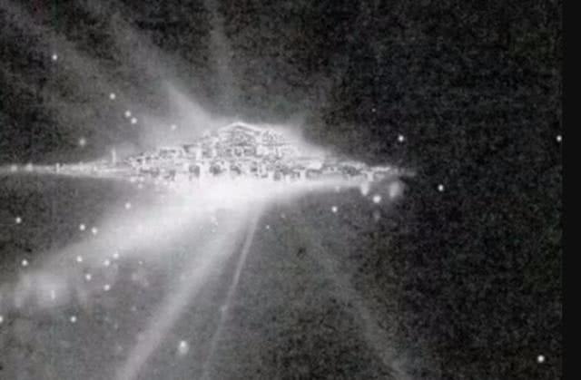 哈勃太空望远镜摄于1993年12月26日，在茫茫的夜空当中有一大片璀璨无比的城市